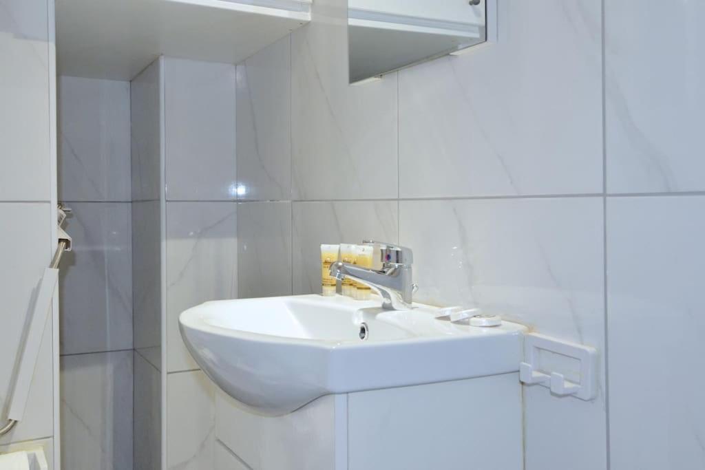 Minimal Apartment At The Foot Of The Odeon Of ... Athen Exterior foto